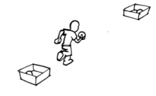 Bild: Kind rennt mit Ball von einer Kartonschachtel zur nächsten