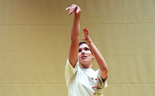 Die richtige Wurftechnik im Basketball wird von einem Jugendlichen gezeigt.
