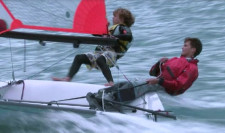 Due ragazzi su un'imbarcazione con forte vento