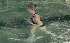 Une femme se déplace rapidement dans une eau peu profonde.