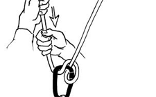 Croquis de deux mains tenant une corde passant dans un mousqueton.