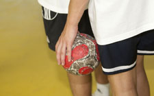 Un giocatore tiene una palla all'altezza dell'anca.