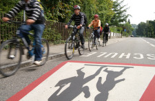 Dei giovani in bicicletta su un tragitto che porta a scuola.