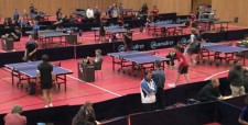 Grossaufnahme: Tischtennisturnier in der Halle. 