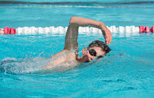 Foto: un giovane mentre nuota a crawl