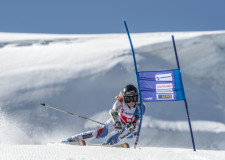 Lara Gut mentre passa accanto a una porta durante uno slalom gigante