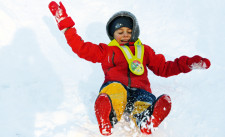 Un enfant glisse sur la neige.