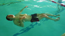 Una persona con andicap galleggia sulla schiena