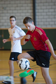Foto: Ein Spieler passt einen Ball während ihm ein Teamkollege zuschaut.