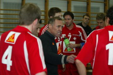 Handballtrainer redet intensiv  auf sein Team ein.
