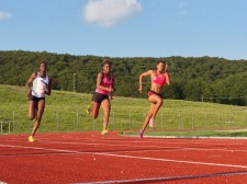Tre atleti durante uno sprint