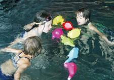 Kinder spielen mit Objekten im Wasser.