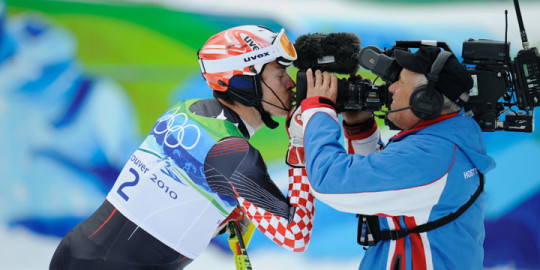 Vancouver 2010: Ivica Kostelic embrasse une caméra dans l'aire d'arrivée du slalom.