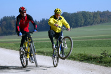 Deux adultes roulent à vélo.