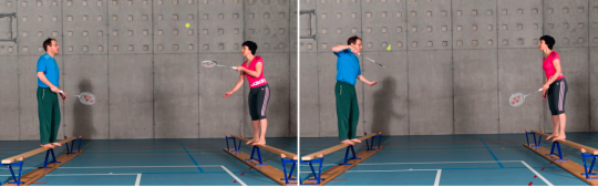Sequenza di immagini: un uomo e una donna sono in piedi su due panchine rovesciate poste una di fronte all'altra e giocano a badminton