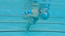 Foto: un bambino galleggia come una boa sulla superficie dell'acqua