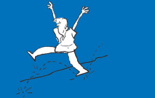 Disegno: un bambino fa dei salti sopra una corda posata sul pavimento