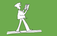 Disegno: un bambino legge camminando su una trave