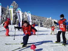 Dei bambini affrontano un percorso di skicross