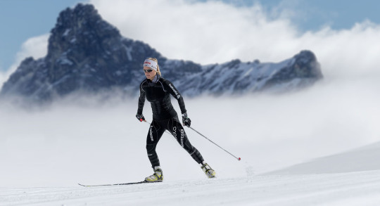Une skieuse de fond en action.