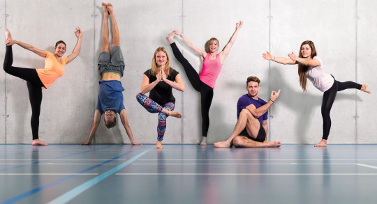 Six jeunes adoptent chacun une posture de yoga différente.