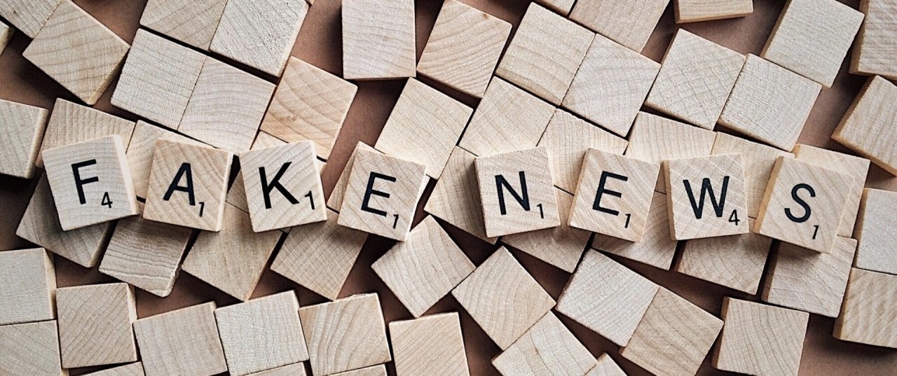 Foto: Scrabble-Buchstaben, die das Wort «FAKENEWS» bilden