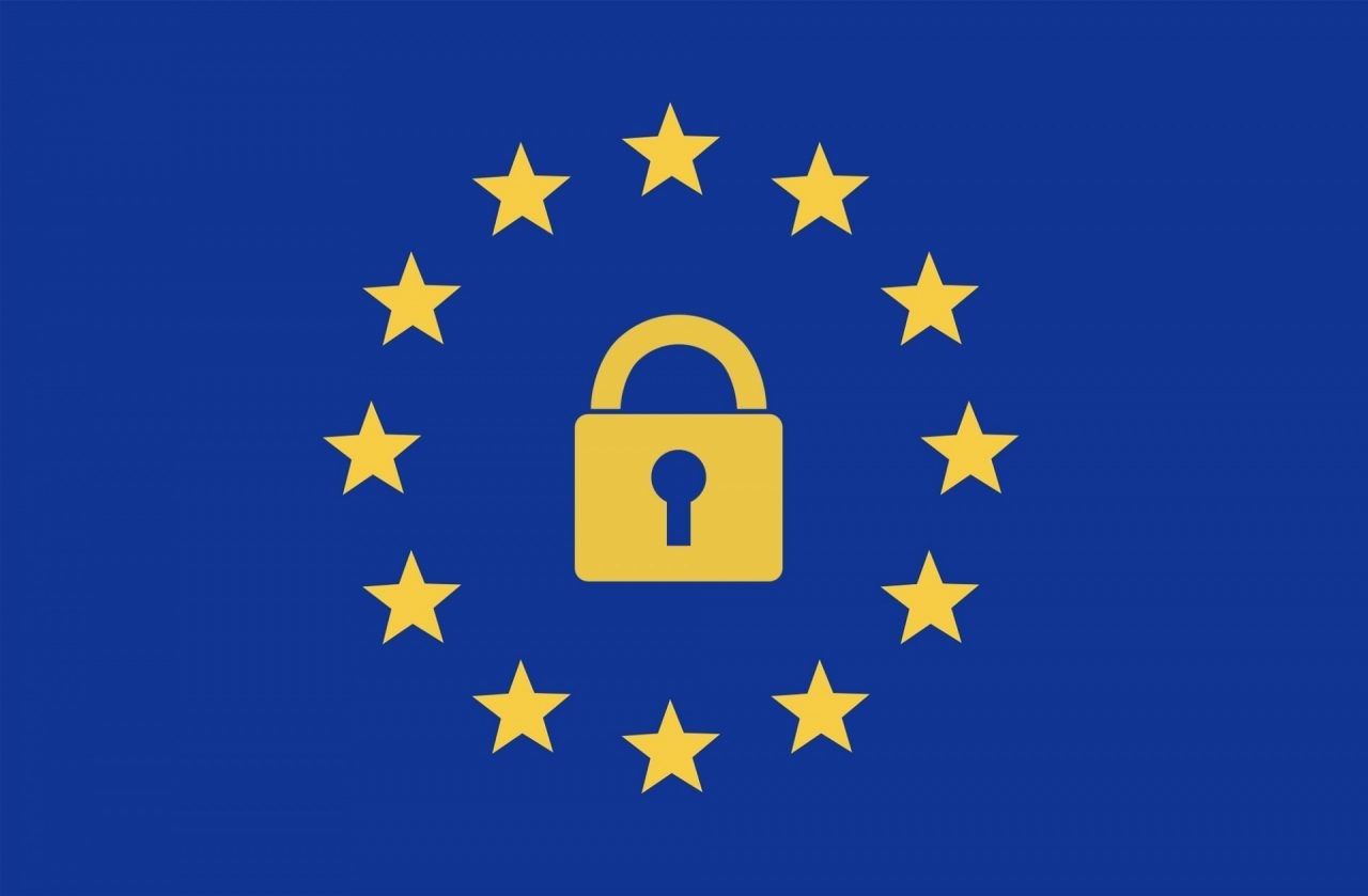Bild: Europäische Flagge mit einem Vorhängeschloss in der Mitte zwischen den Sternen