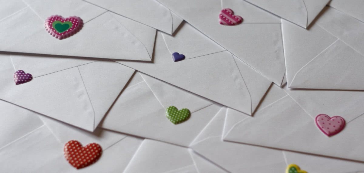 Foto: Briefumschläge, die jeweils mit einem Herzchen verschlossen sind