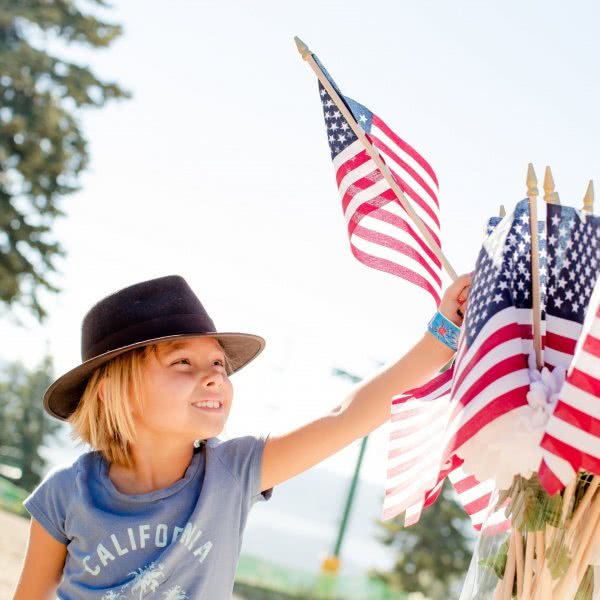 Foto: Kind mit amerikanischen Flaggen