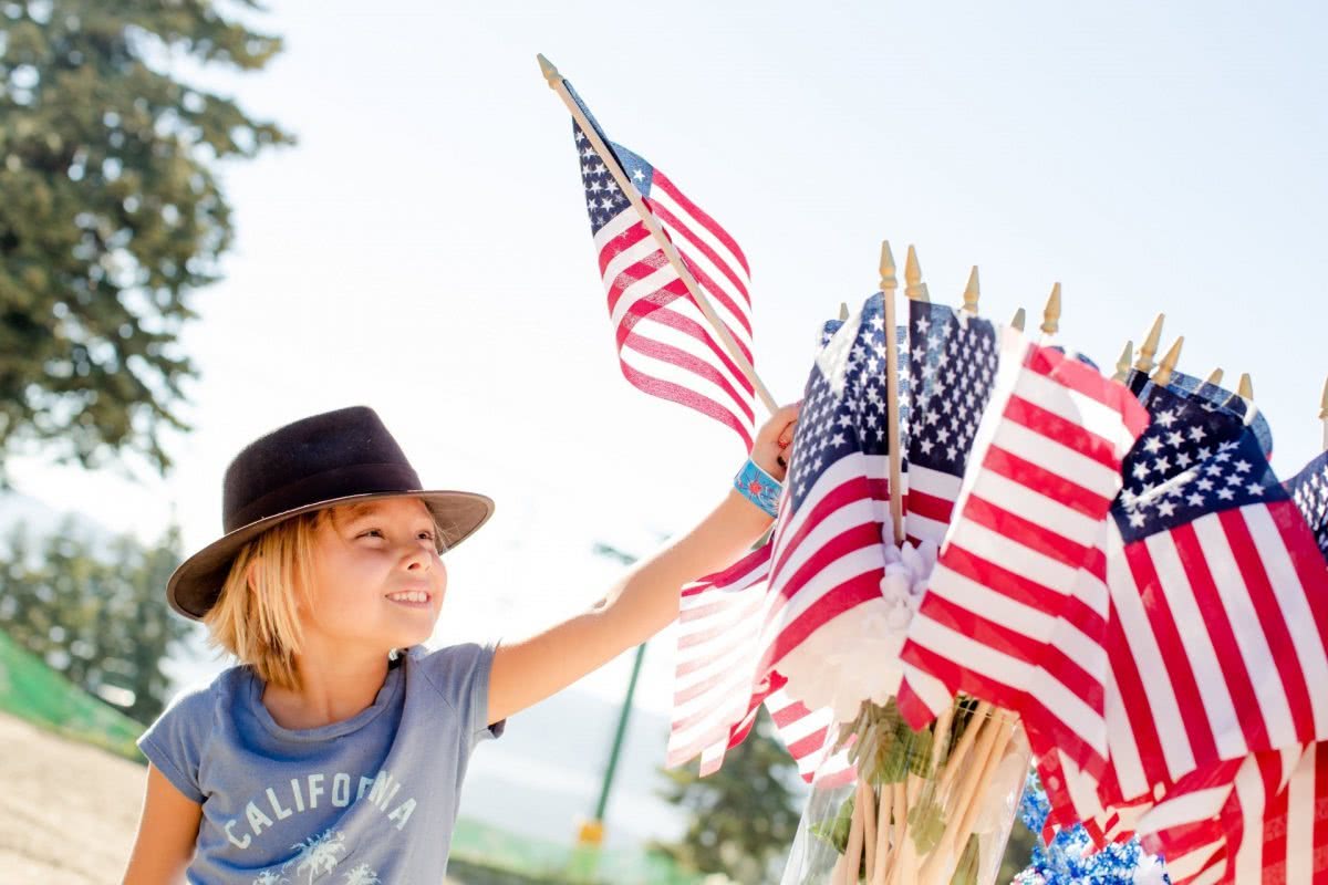 Foto: Kind mit amerikanischen Flaggen