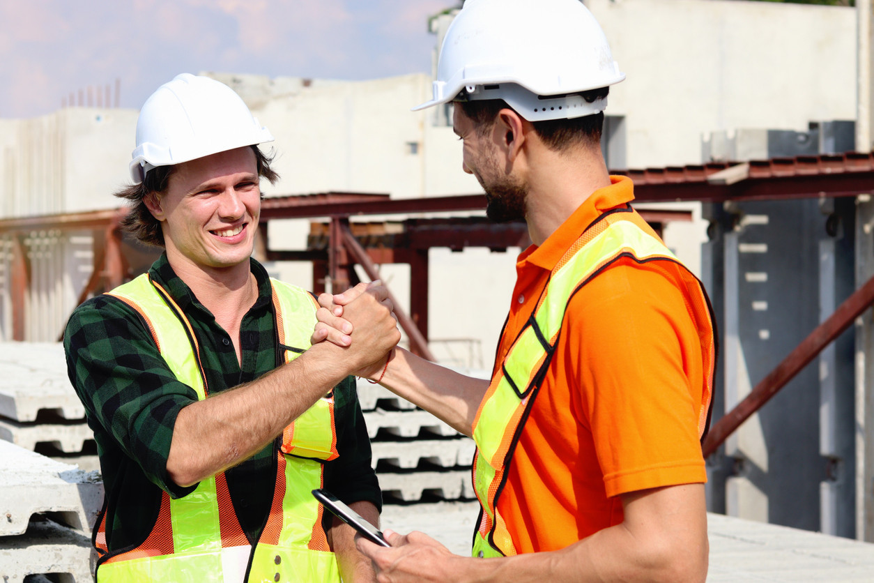Lehrabgaenger startet nach der Ausbildung in einen neuen Job im Handwerk