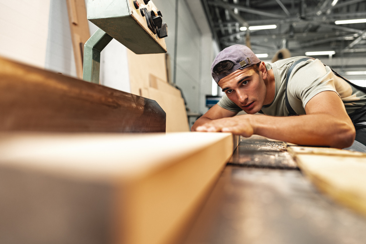 Zimmermann Jobs Schweiz Zimmermann bei Holzbauarbeiten