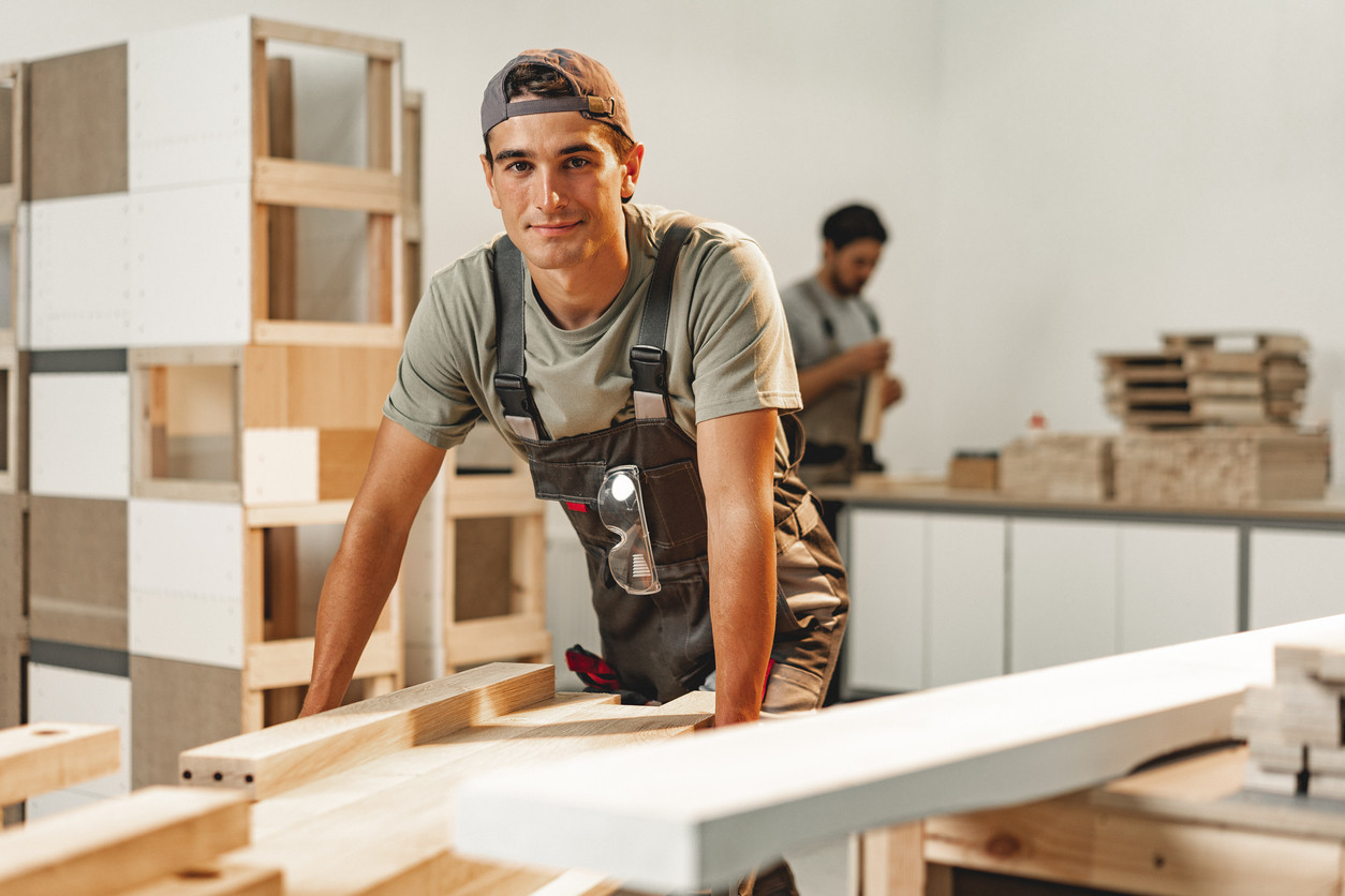 Schreiner bei der Arbeit mit Holz