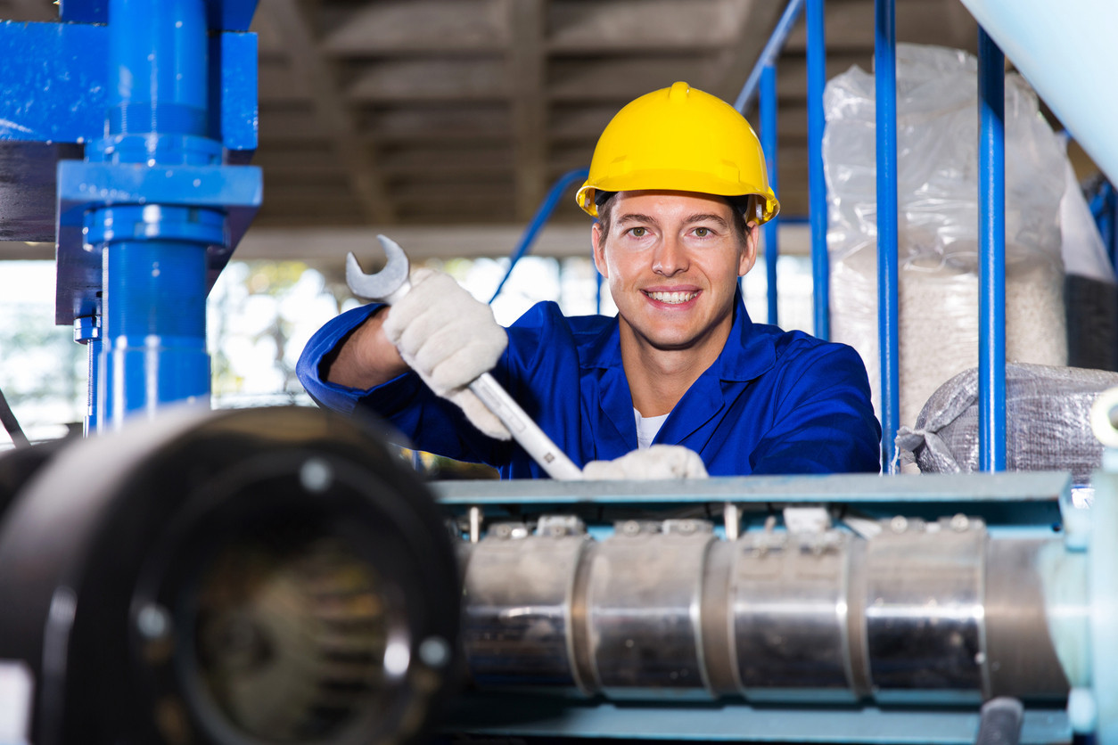 Polymechaniker bei der Arbeit in der mechanischen Fertigung