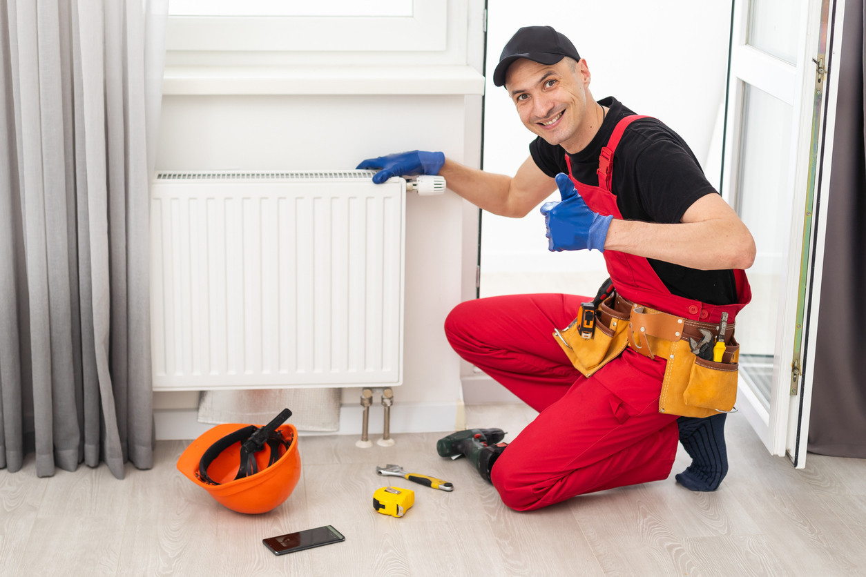 Heizungsinstallateur Jobs Schweiz Heizungsinstallateur bei der Arbeit