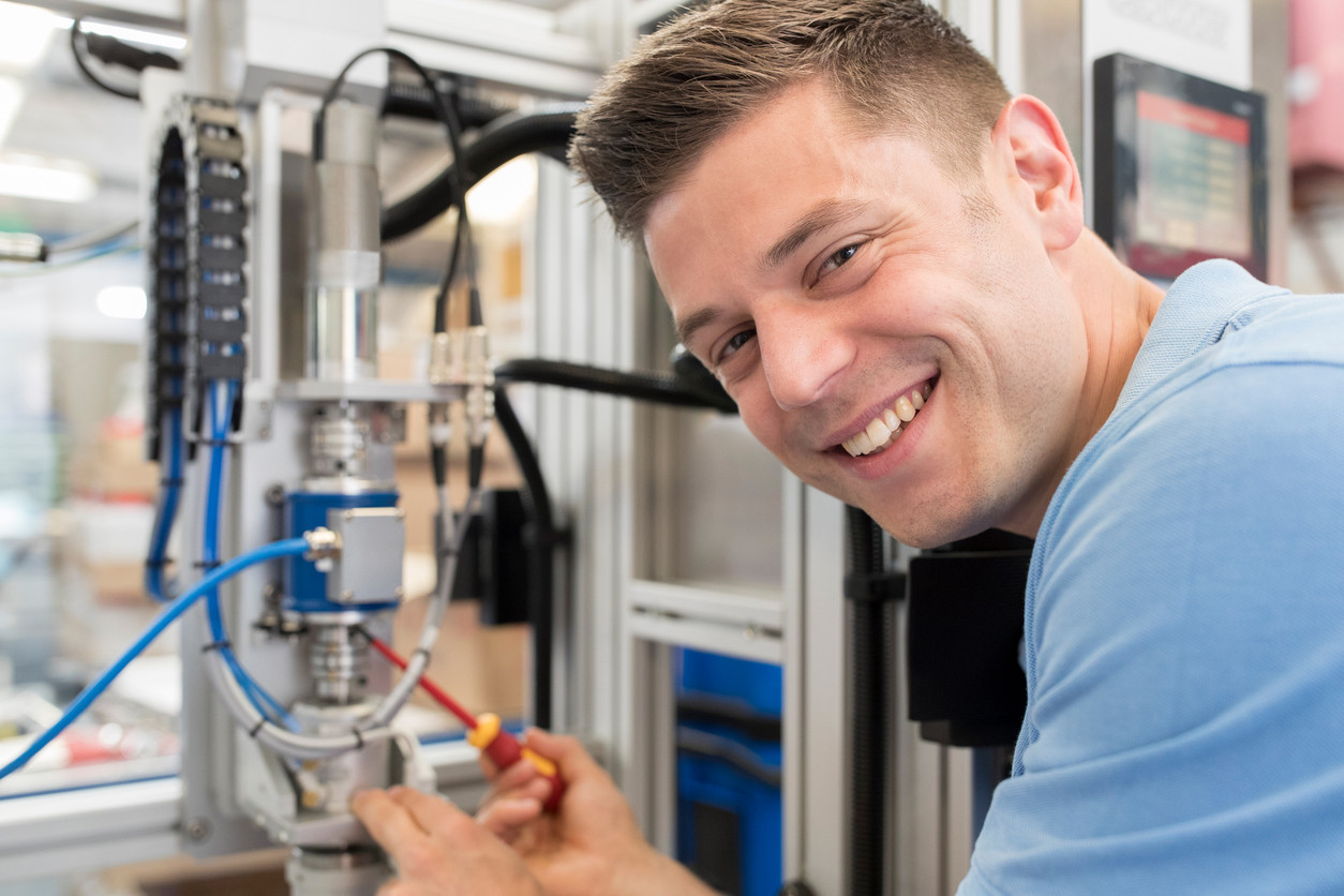 Automatiker Jobs Schweiz Automatiker bei der Arbeit