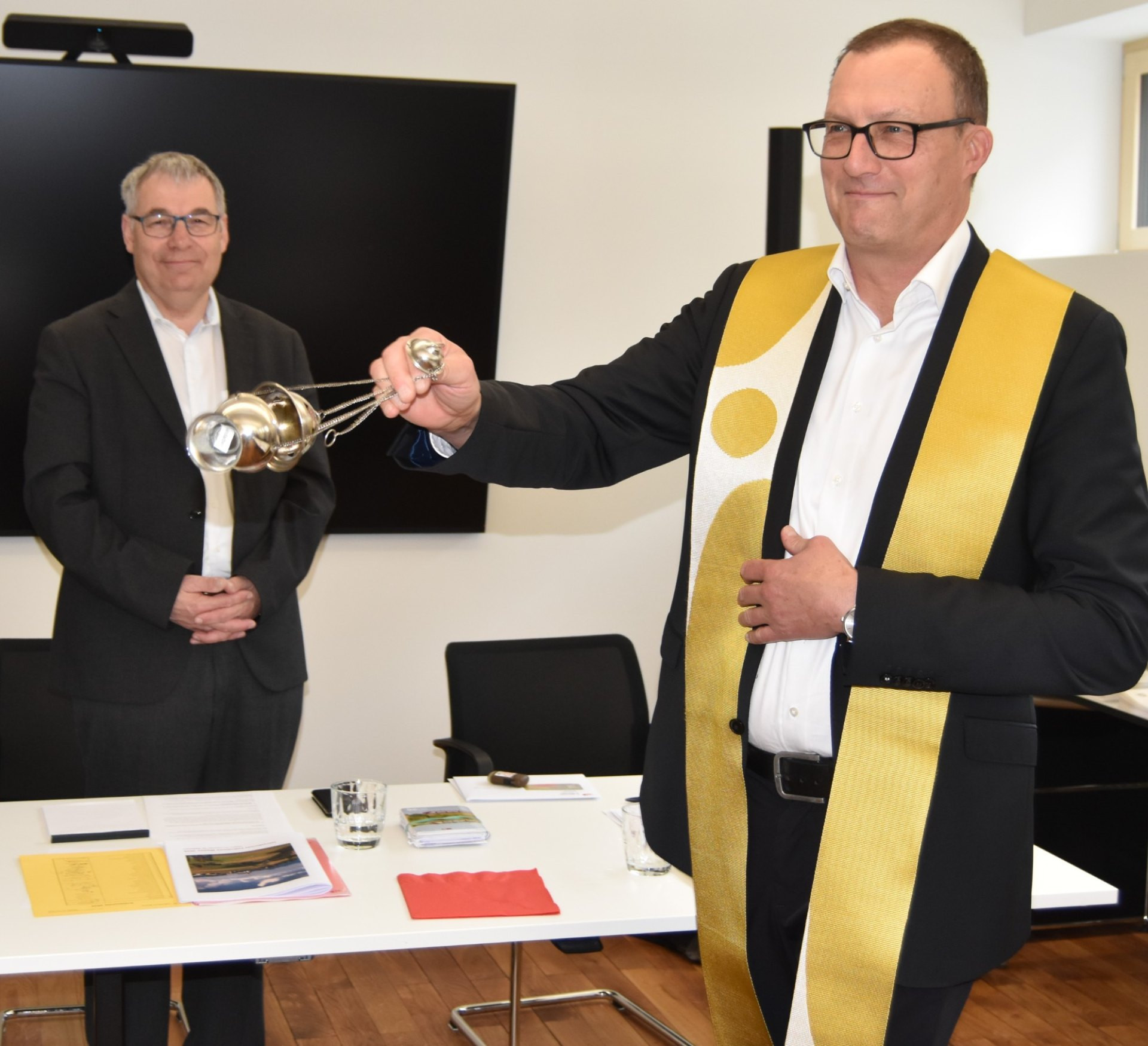 Pfarrer Andreas Rellstab segnet die neuen Räumlichkeiten der Inländischen Mission in Olten ein. Im Hintergrund: Urban Fink, Geschäftsführer. (Foto: Jacques Berset)