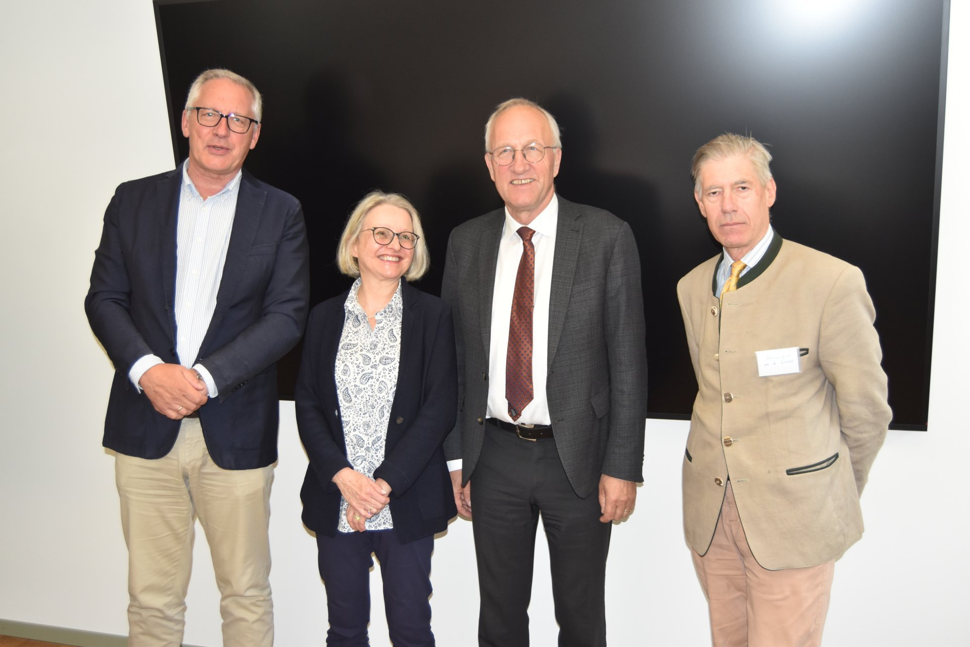 7.	Präsident Peter Hegglin (zweiter von rechts) und Vorstandsmitglied Madeleine Winterhalter-Häuptle werden flankiert von den neugewählten Vorstandsmitgliedern Paul Schnidrig (Sion, links) und Dominique De la Barre (Founex). (Foto: Jacques Berset)
