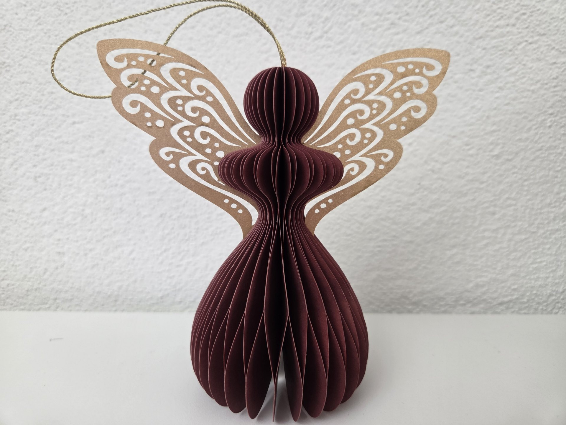Ange en papier alvéolé, rouge foncé