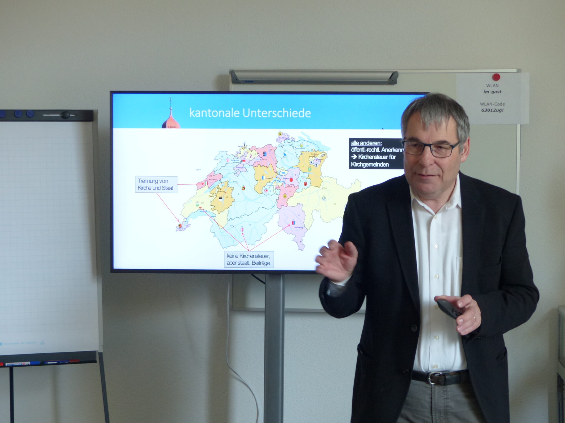 Urban Fink explique les grandes différences de la structure des Eglise nationales. (Photo: ms)