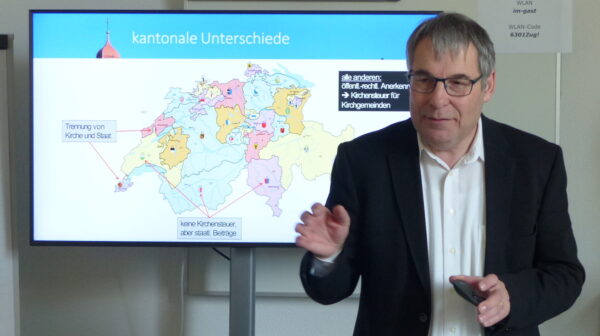 Urban Fink explique les grandes différences de la structure des Eglise nationales. (Photo: ms)