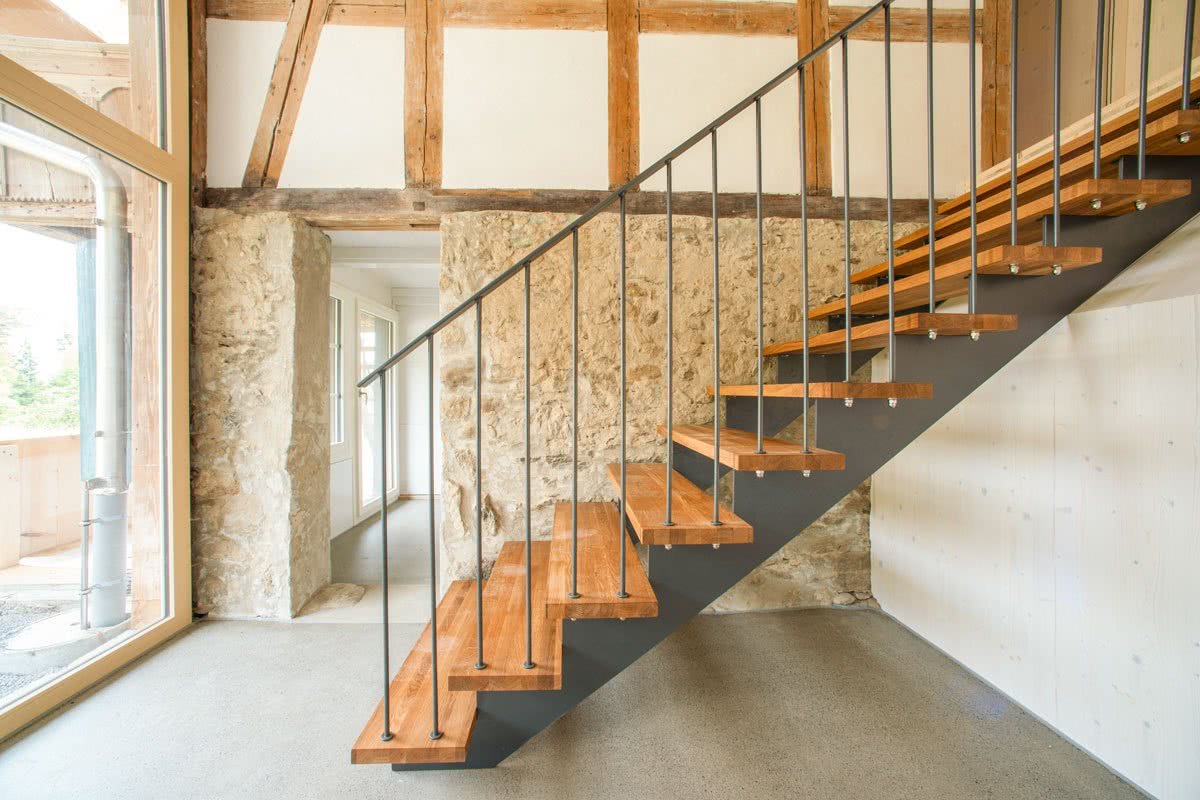 Treppe neben Riegholzwerk mit Maler-Abriebfüllung von Krema GmbH; abgelaugte und farblos behandelte Riegbälken.