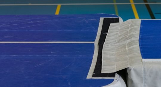 Detail von Klettsicherung Airtrack/Landematte.