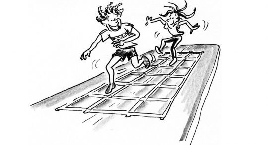 Dessin: deux enfants courent sur un AiTrack sur lequel est posé une échelle de coordination.