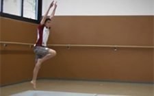 Wasserspringen – Aufwärmen: Trockentraining in der Turnhalle