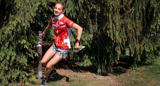 Foto: Athletin beim Rennen und Ecken schneiden..