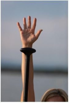 Die ideale Länge eines Paddels: Mit ausgestreckter Hand nach oben, kommt das Paddel bis rund Höhe Handgelenk.