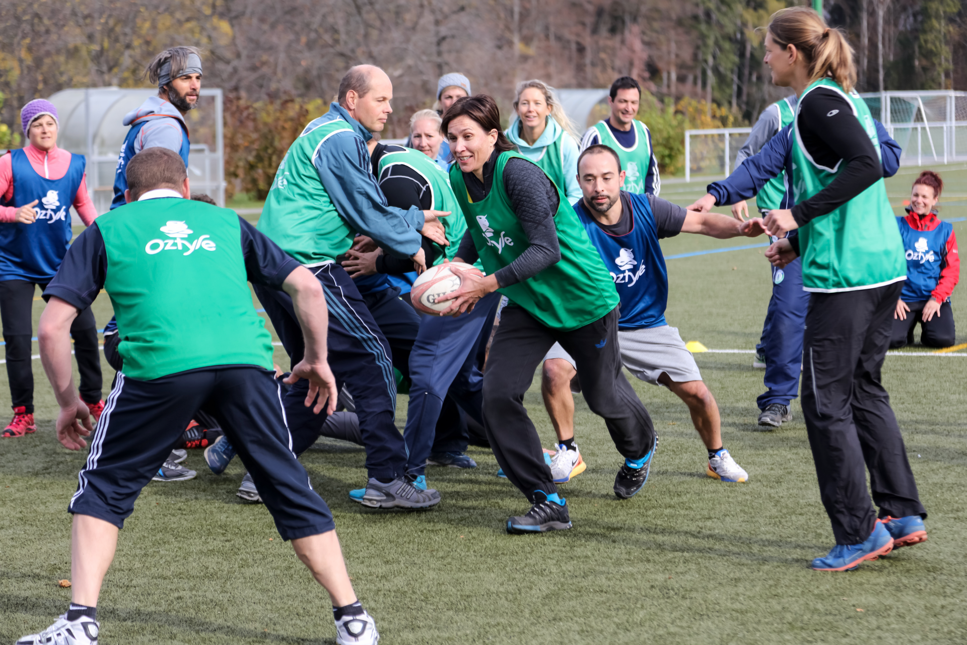 Foto: un gruppo di insegnanti gioca a rugby su un campo di calcio