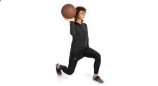 Allenamento con il pallone medicinale – Gambe e glutei: Passo con affondo indietro