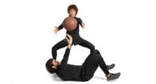 Entraînement avec le médecine-ball – Avec un partenaire: Lancer vers le haut/Chaise